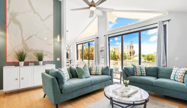 Beach Rd, 300ft to Beach Access & 500ft to Siesta Key Village, 2bdr