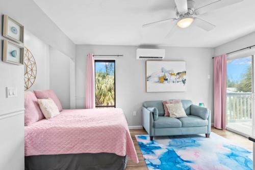 Beach Rd, 300ft to Beach Access & 500ft to Siesta Key Village, Studio