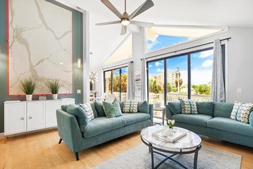 Beach Rd, 300ft to Beach Access & 500ft to Siesta Key Village, 2bdr