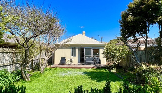 Beach Rd | Kids & Pet Friendly | Free Parking