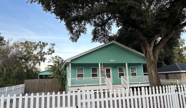 Beach, restaurants, shopping, blocks away