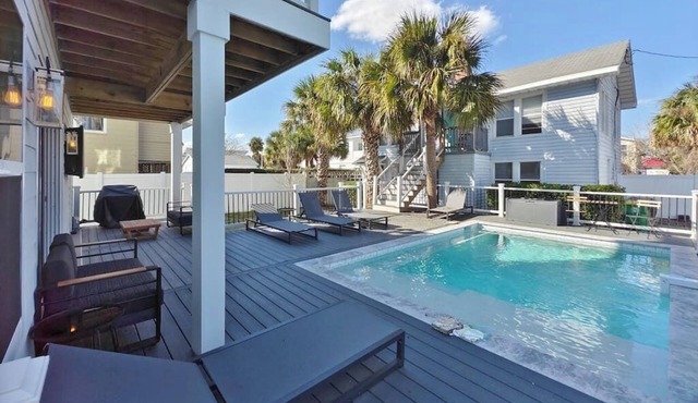 Beach Retreat Complex w/Pool - Sleeps 25!