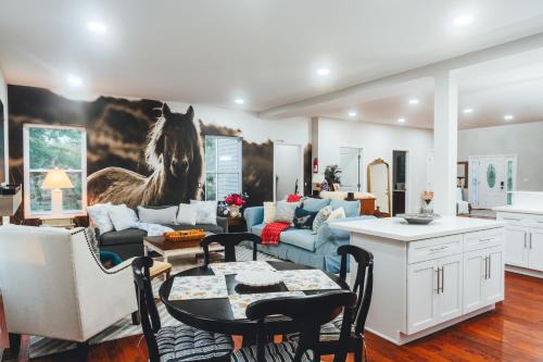 Beach Retreat 4900 Sqft, F1 VR Sim, Up to 21 guests