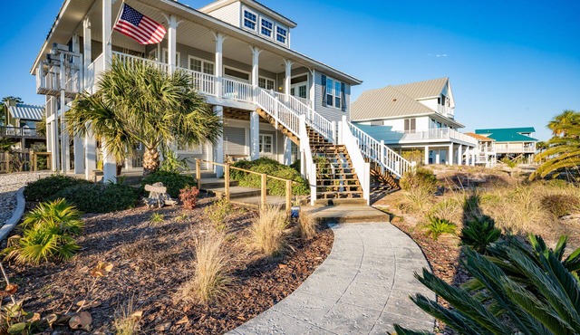 Beach Retreat, Easy Beach Access, Gulf Views & Private Pool!
