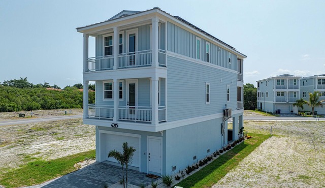 Beach Retreat! Paddleboards, Bikes, & Beach Gear!