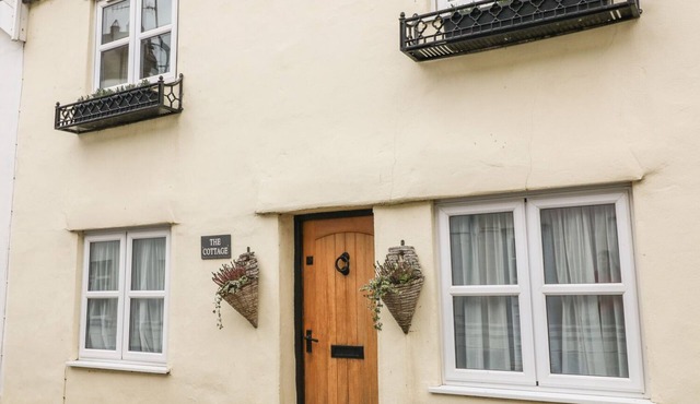 BEACH RETREAT, pet friendly, with open fire in Instow