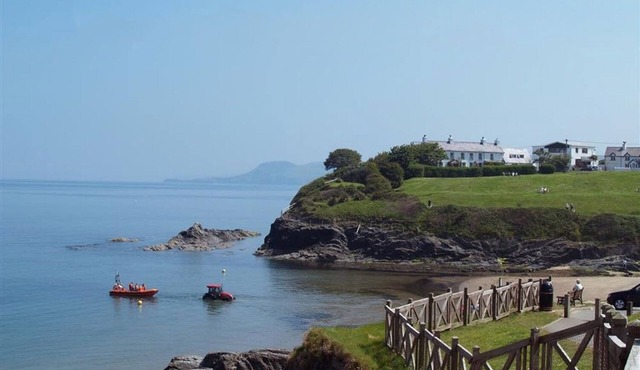 BEACH RETREAT, romantic, country holiday cottage in Aberporth