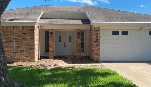 Beach Retreat Style Farmhouse in gorgeous Bay City!