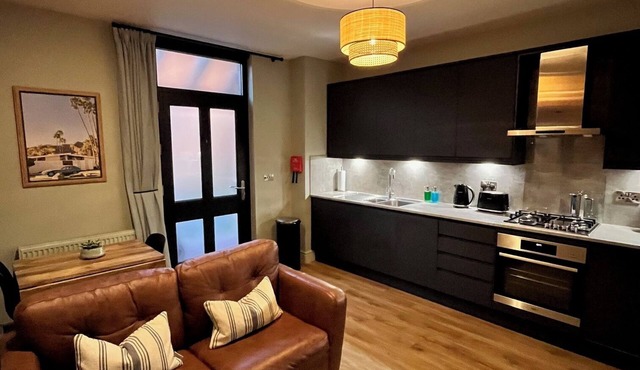 Beach Retreat | Stylish 1-Bed in Canford Cliffs