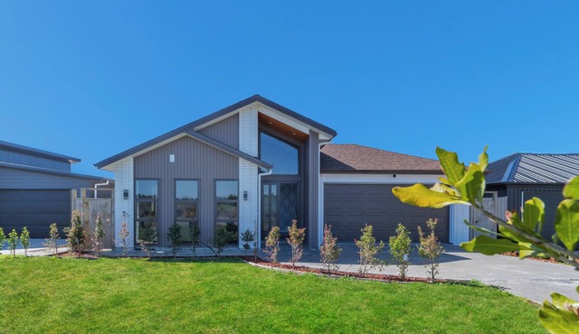 Beach Revival - Clarks Beach Holiday Home