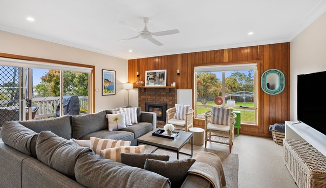 Beach Road Retreat: 5 BR, 3 BA House in Torquay, Sleeps 12