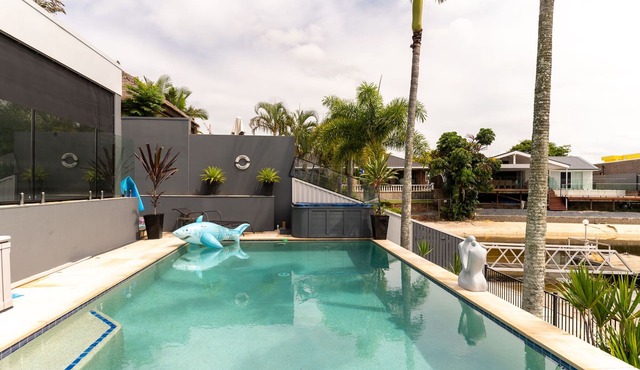 Beach shack walk to everything