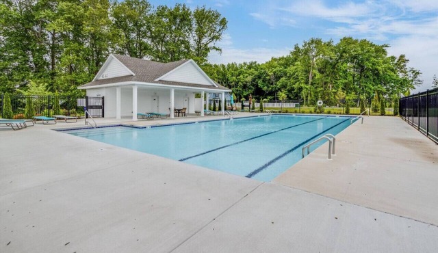 Beach shuttle | 3BR | Pets welcome -fenced yard