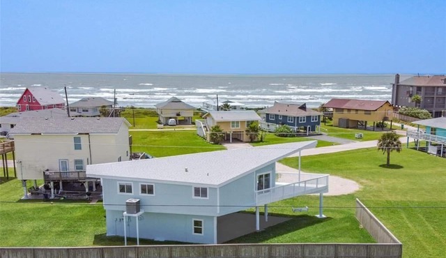 BEACH SIDE DISCOUNTS! 4bd 2.5ba Short Walk 2 Beach & Easy Access+Views!