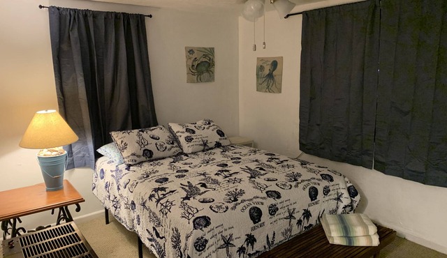 Beach Side Studio #2 - Pet Friendly, WiFi, Off-Street Parking, Large Smart TV