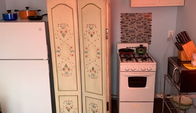 Beach Side Studio #5 - Pet Friendly, WiFi, Off-Street Parking, Large Smart TV