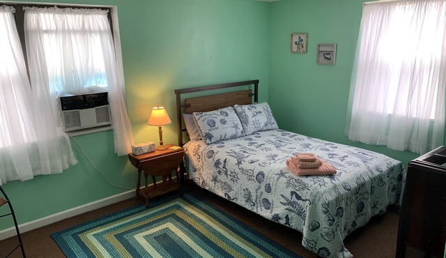 Beach Side Studio #5 - Pet Friendly, WiFi, Off-Street Parking, Large Smart TV