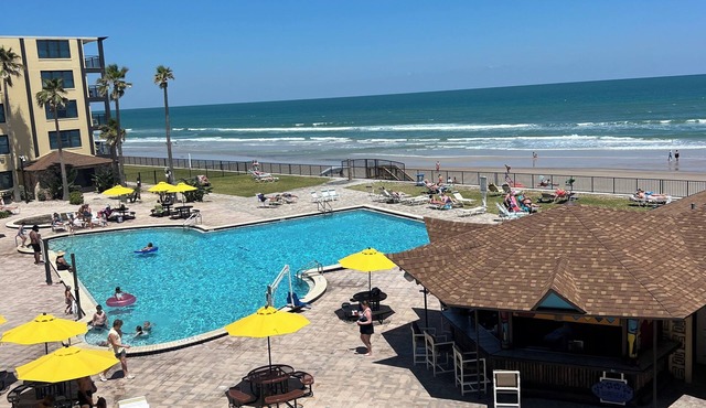 Beach Side 1-bdrm, AC, Wifi, kitchenette, balcony, direct ocean view.