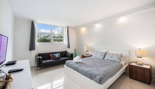 Beach Steps Away, Park View 1BR in Sunny Isles with WiFi, AC