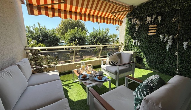 Beach studio in Golfe-Juan with sea view, parking near Cannes, Antibes