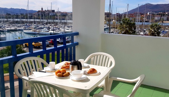 Beach Studio Superb Terrace facing the marina conveniently placed parking