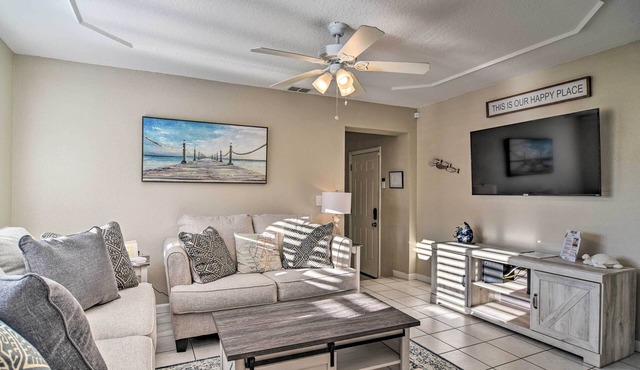 Beach-Style Getaway w/Lanai ~ 4 Mi to Beaches!