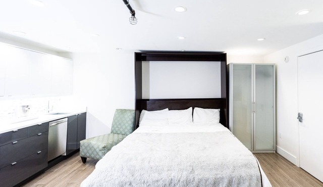BEACH SUITE - 2 King Beds, Kitchen, Pool Hot Tub, Walk to Beach, Pet Friendly