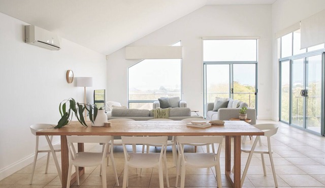 Beach, sunsets, explore, relax. Linen, games, food essentials provided!