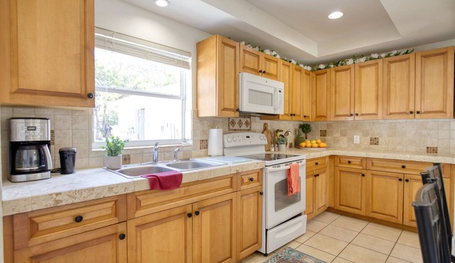 Beach-Themed Cozy Cottage Close to Downtown, Beaches, Pinecraft & Legacy Trail!