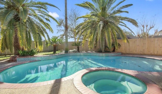 Beach Themed Oasis with Jacuzzi/Pool close to Kemah Boardwalk, Galveston, Nasa