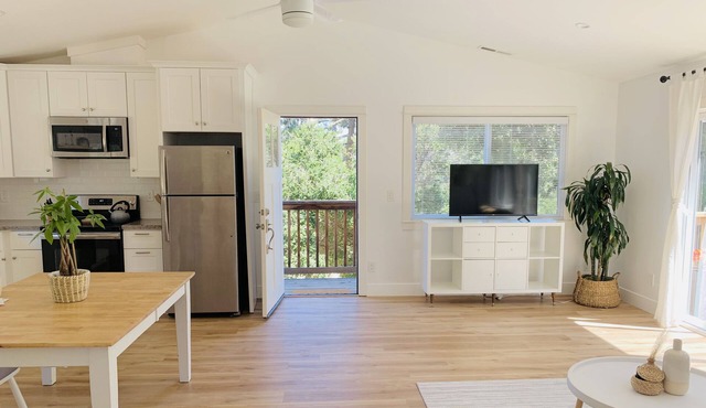 Beach Town Country Stay - 10 minute drive to the beach!