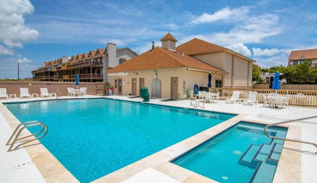 Beach Townhome w/Bonus Suite | Steps to Beach | Pool & Bikes