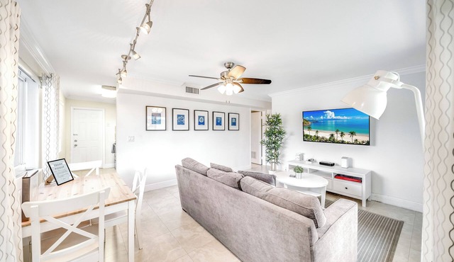 Beach Unit! Walk To Beach & Shops/Restaurants!