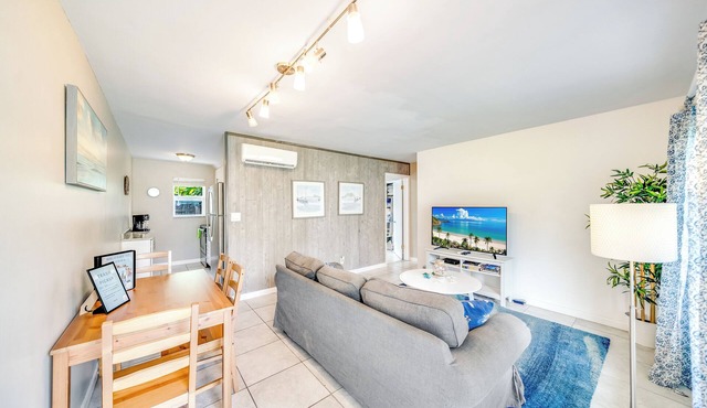 Beach Unit! Walk To Beach & Restaurants/Shops!