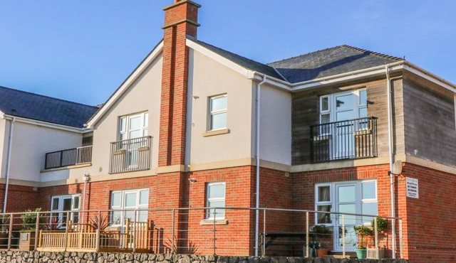 BEACH VIEW, pet friendly, country holiday cottage in Benllech