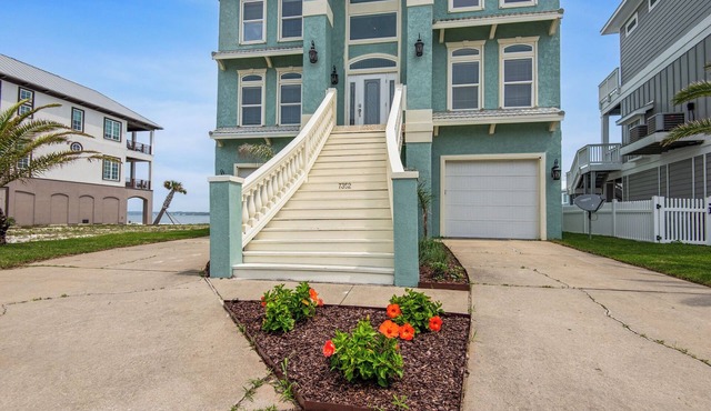 Beach Villa DOG FRIENDLY, Water Views Sleeps 12 + Kayaks Bikes
