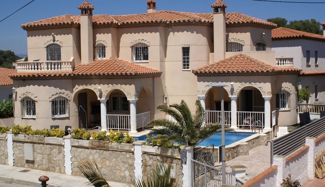 Beach villa with pool up to 6 pers., best location, no traffic, and ambience, air conditioning