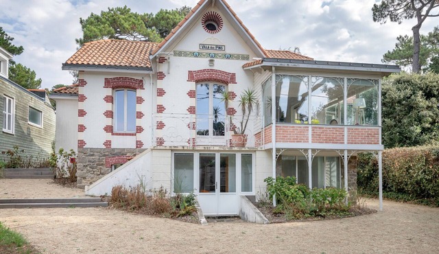 Beach villa for 8 - 75m from the beach