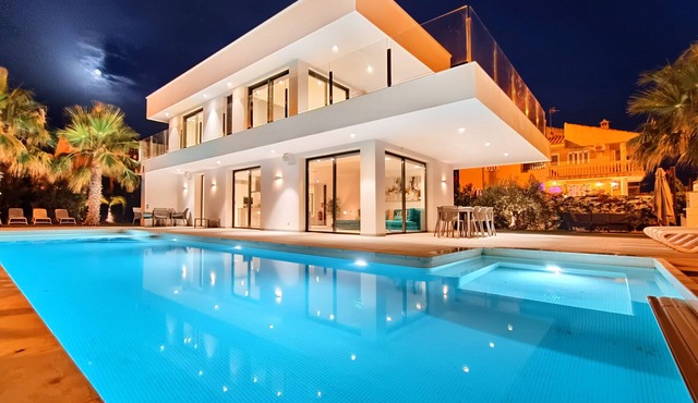 Beach Villa, huge private pool and garden
