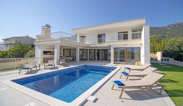 Beach Villa with pool near Split