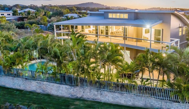 Beach Vista Agnes Water - luxurious beachfront with pool. pet friendly, air con & huge entertaining