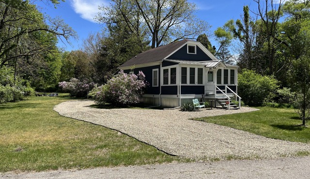 Beach walkable vintage cottage.