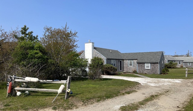 Beach walking distance!nSingle house 3 bdr-2bths