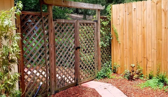 Beach Zen studio-3 miles to beach-private entrance & courtyard-pets allowed