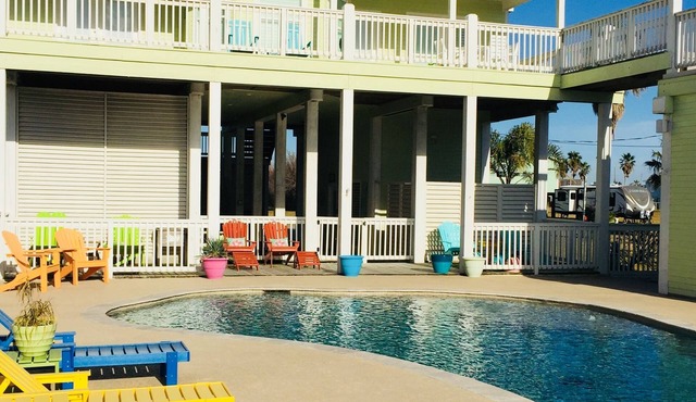 Beach2Bay 3/2.5 Home with Private Swimming Pool, 4 Sun Decks, Gorgeous Retreat