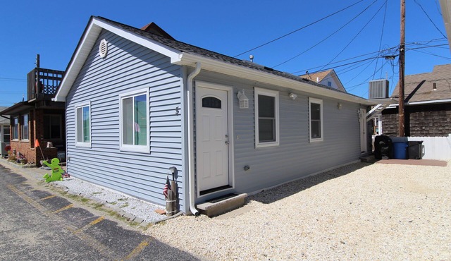 BEACH5 | Beachside Cottage, Open Concept! Parking, Gated Boardwalk Access by Shore Points Vacations