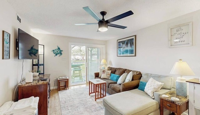 Beachaven pet friendly condo w/community pool, patio, close to restaurants