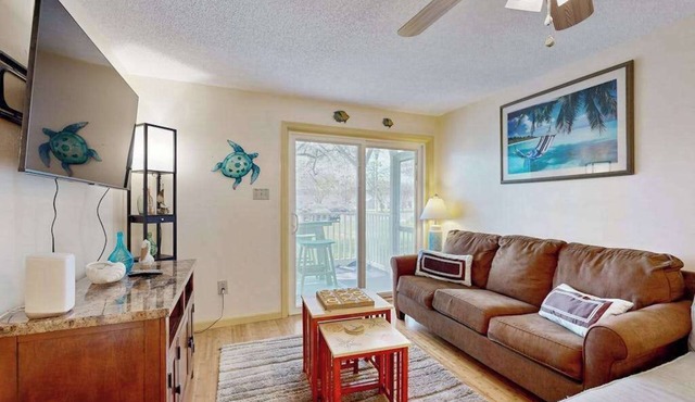 Beachaven pet friendly condo w/community pool, patio, close to restaurants