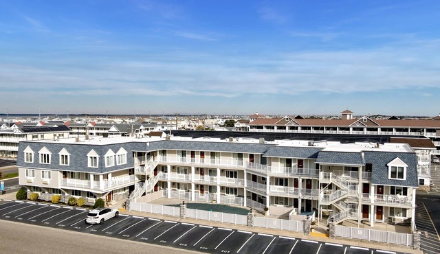 Beachblock condo with pool and only steps from the beach