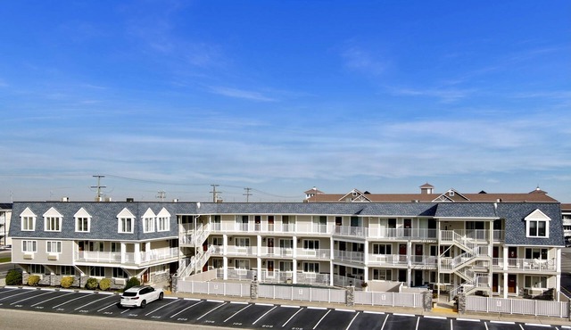 BEACHBLOCK LOCATION! Merrimac Resort condominium with newly renovated bathroom